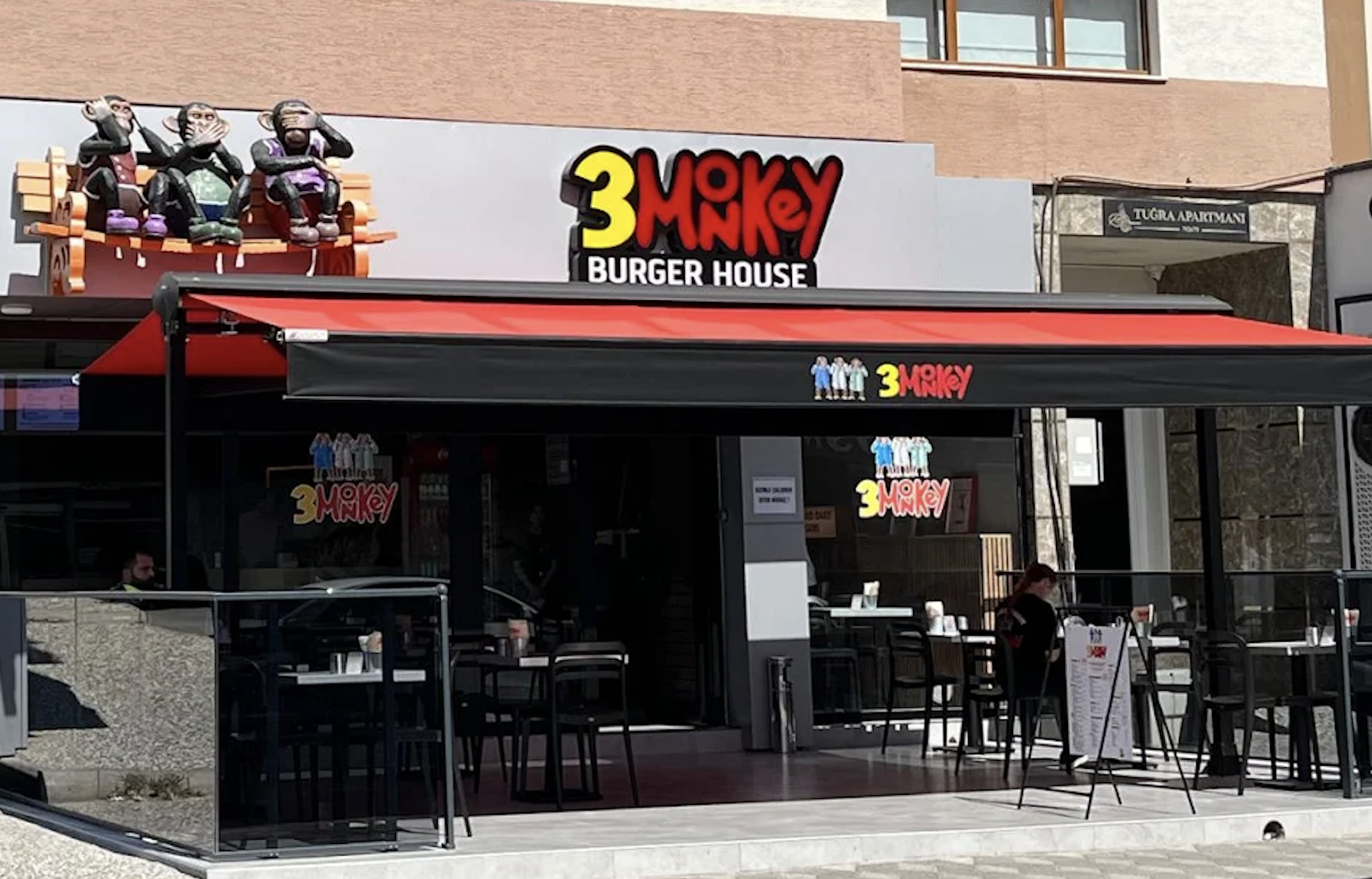 3 Monkey Burger House Bozüyük dış cephesi ve açık hava oturma alanı