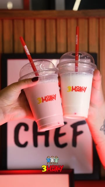 3 Monkey bardaklarında çilekli ve sade milkshake sunumu