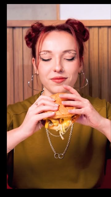 3 Monkey burgerinden bir ısırık alan misafir
