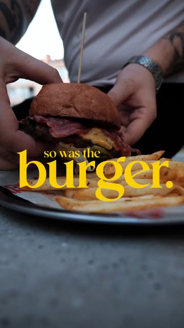 3 Monkey etli burger yakın çekimi
