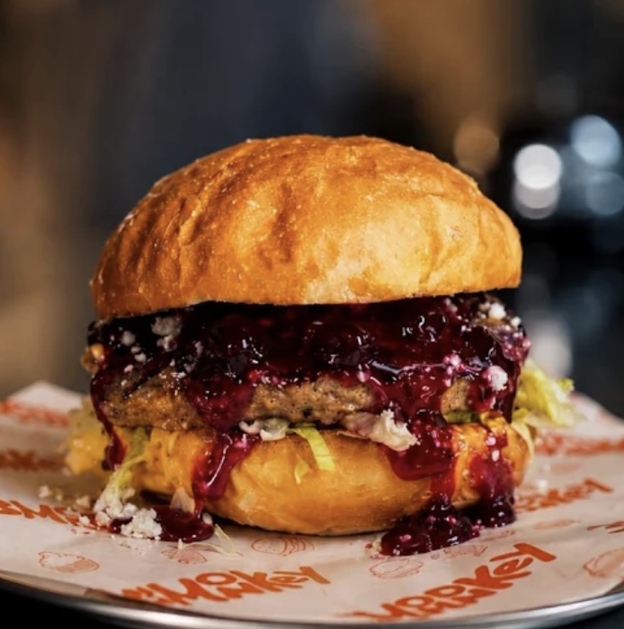 3 Monkey vişne soslu burger fotoğrafı
